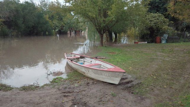 Por las intensas lluvias se desbordó el arroyo Las Conchas y debieron poner a resguardo la histórica balsa. Una vivienda está en riesgo