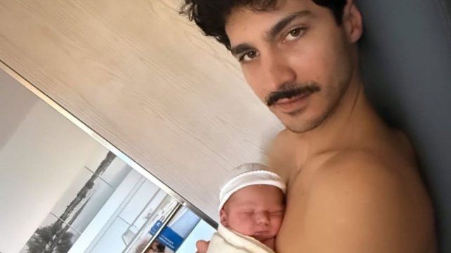 La actriz Úrsula Corberó publicó este miércoles la primera imagen de Chino Darín junto a su hijo recién nacido