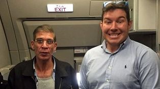 Un pasajero filmó cuando una azafata se saca una foto con el secuestrador egipcio
