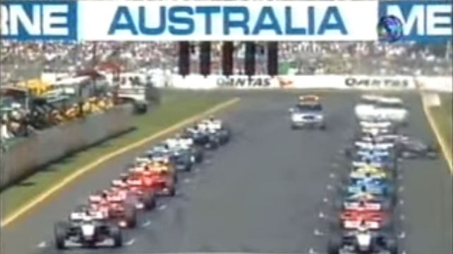 Los autos apenas se movieron y ya Tuero se abrió para esquivar a Jarno Trulli.