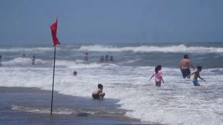 Sigue crítico el rosarino que sufrió un grave accidente con una ola en Pinamar