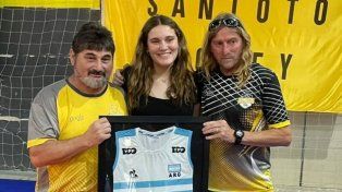 Emma Oldani recibiendo un reconocimiento por parte de los responsables de Santoto Vóley.