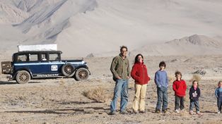 Desde el 2000, una familia argentina recorre el mundo en un auto de 1928