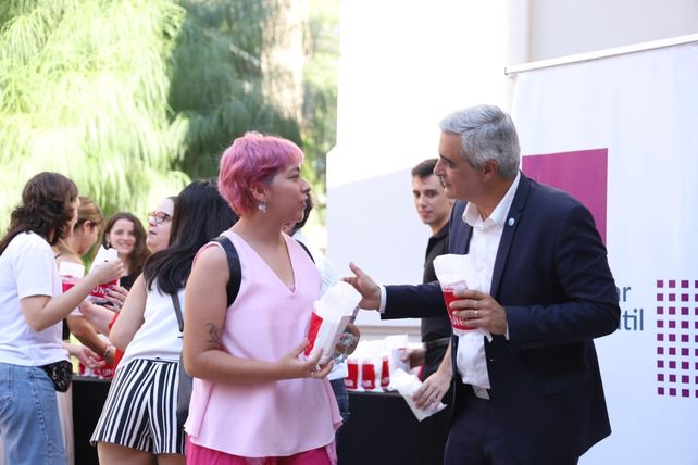 Becas: la UNR sale a buscar a los jóvenes que no llegan a estudiar una carrera