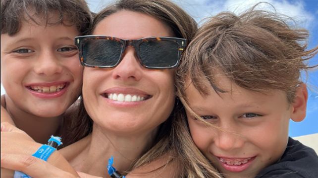 Pampita disfruta de vacaciones en las playas de México junto a sus hijos
