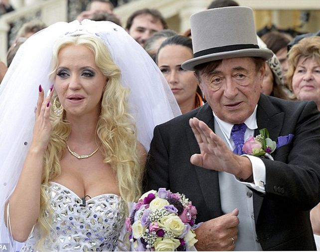 Un mediático magnate de 81 años se casó con una conejita de Playboy de 24 años