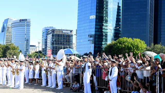 Familiares despidieron a tripulantes de la fragata Libertad, que partió en un viaje de instrucción de seis meses