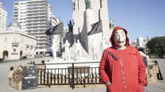 Los rosarinos se sorprendieron este jueves por la mañana con la instalación emplazada frente al Monumento a la Bandera. Los rosarinos se sorprendieron este jueves por la mañana con la instalación emplazada frente al Monumento a la Bandera.
