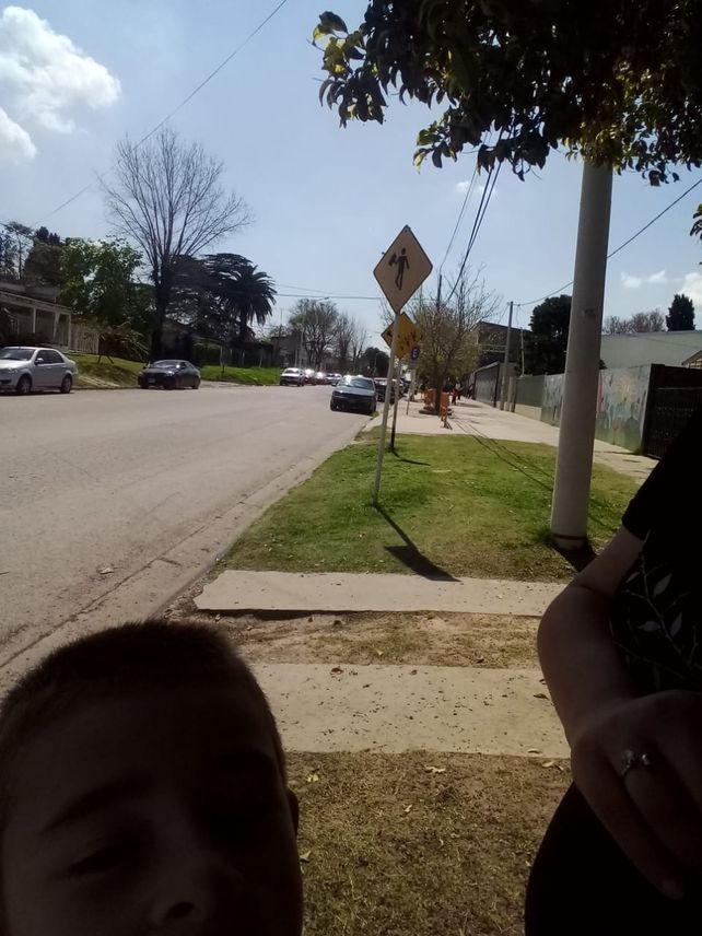 Una selfie esperando en la puerta de la escuela.&nbsp;
