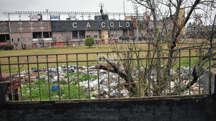 La imagen de los chicos de Colón en medio de la basura
