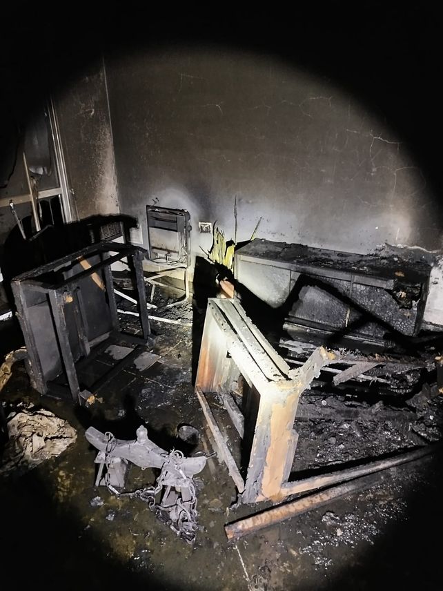 La policía del departamento San Lorenzo confirmó la muerte de un hijo de 2 años y sus padres tras un incendio registrado el lunes 4 de agosto de 2025 en Martín Fierro al 100