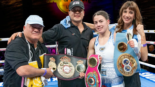 La Princesita Bermúdez y los tres cinturones mundiales de boxeo, junto a papá Tito, su novio Víctor y su promotora, Georgina Rivero.