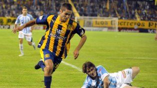 Pablo Becker elude a un rival en su debut con la camiseta de Rosario Central