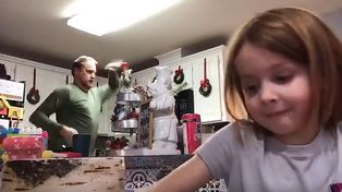 Se puso a bailar de fondo en el video escolar de su hija y se hizo famoso