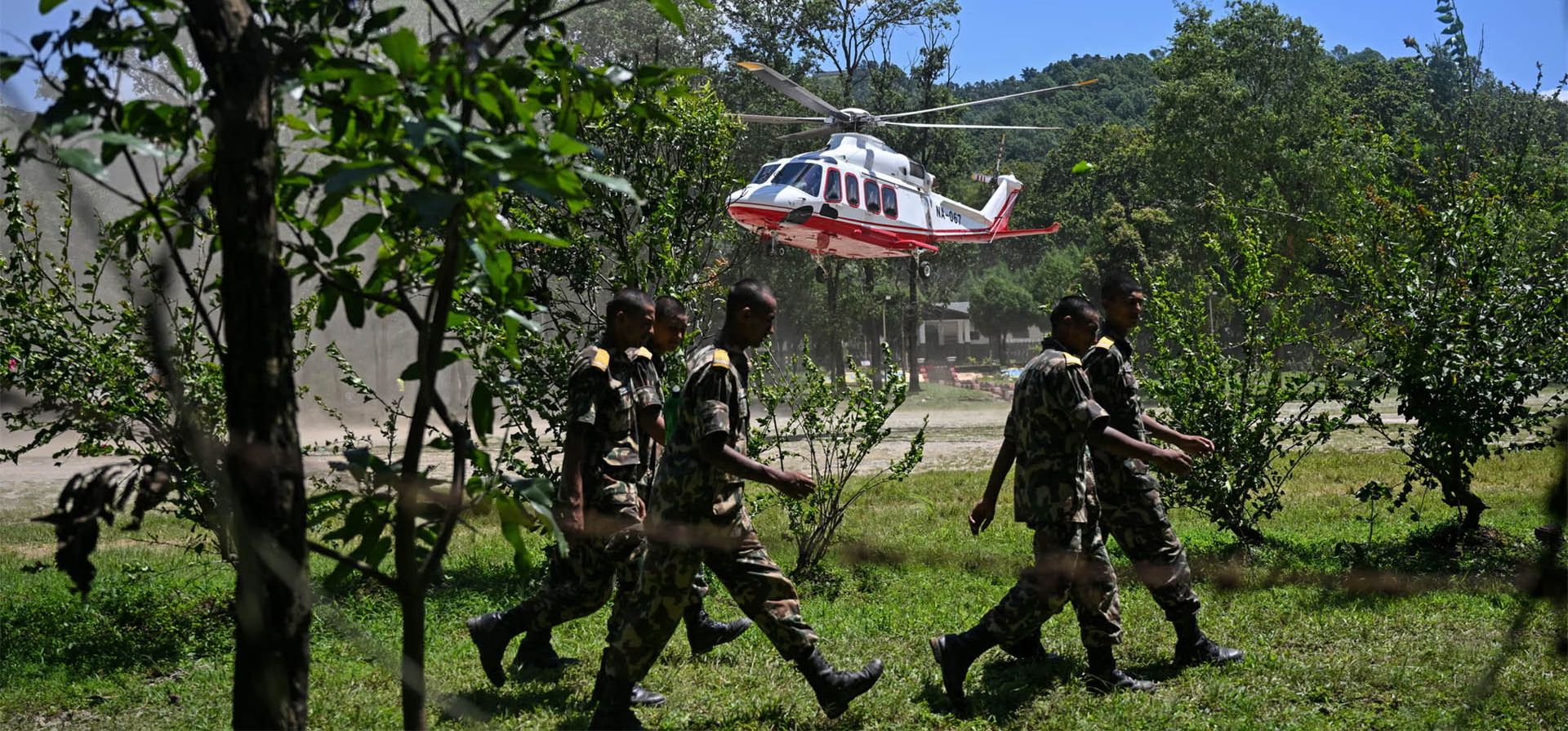 Un helicóptero con personas rescatadas de una devastadora inundación repentina aterriza en el distrito de Nuwakot, Battar, Nepal. Fotografía: Arun Sankar/AFP/Getty Images