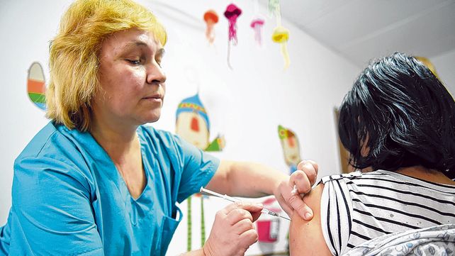 En el centro de salud. Las autoridades sanitarias hicieron hincapié en que los ciudadanos reconozcan que vacunarse es un derecho.