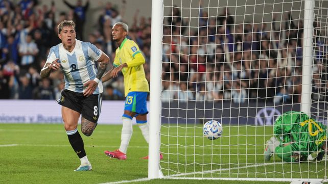 Enzo Fernández ya convirtió y corre a gritarlo. Fue el segundo tanto de Argentina ante Brasil