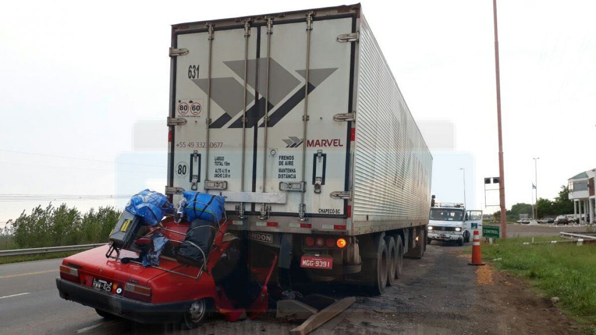 Dos muertos y tres heridos tras un choque fatal en la ruta 12