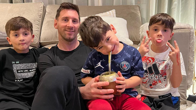 Lionel Messi junto a sus hijos Thiago