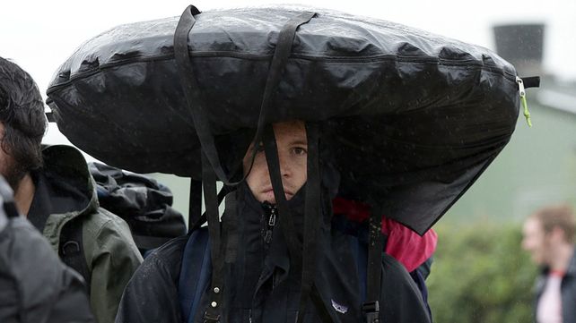 Glastonbury, el mítico festival británico se celebra bajo la lluvia y el barro