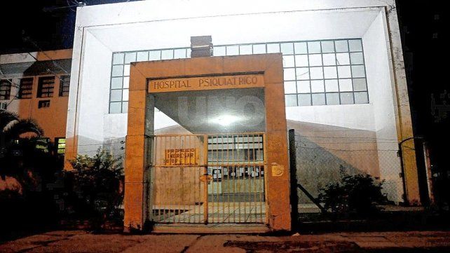 El hombre fue trasladado al Hospital Mira y López e hirió a los policías