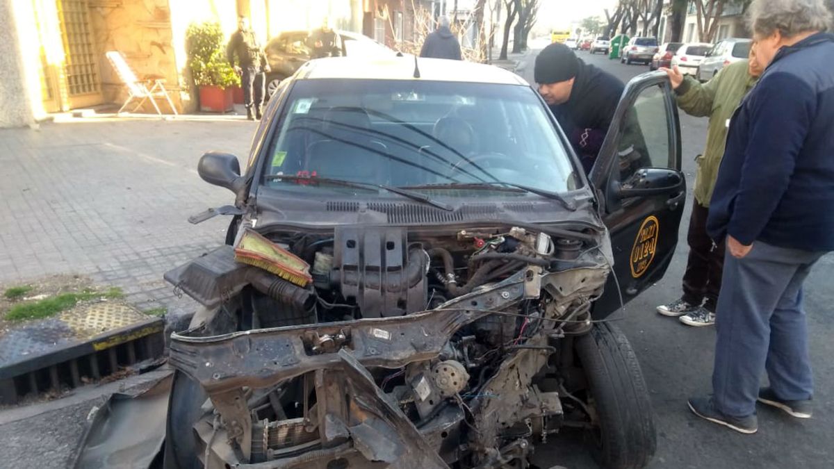 Impactante choque entre un taxi y un auto particular