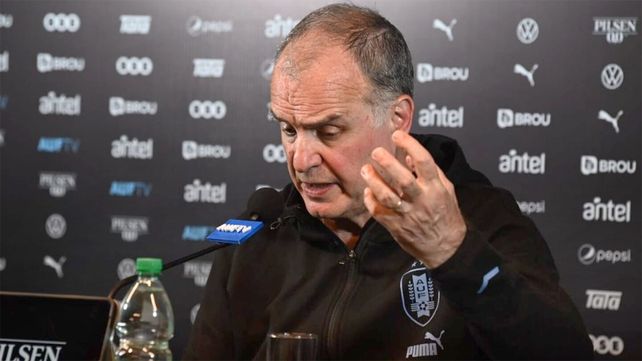 Marcelo Bielsa protagonizó un tenso episodio durante la conferencia de prensa en Uruguay.