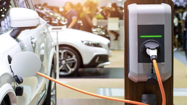 Las ventas de vehículos híbridos y eléctricos treparon 148% en 2021 y llegaron a 5.871