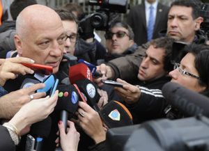 Bonfatti: La relación con la policía es de subordinación al poder