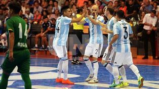Argentina arrancó la defensa del título con una goleada