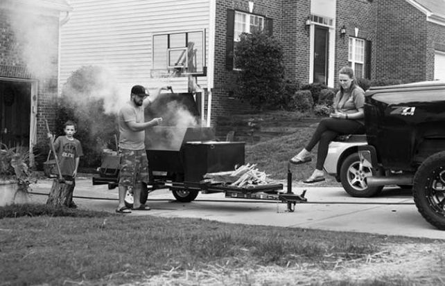 Un fotógrafo borró los celulares de las imágenes que capturó de escenas familiares y cotidianas