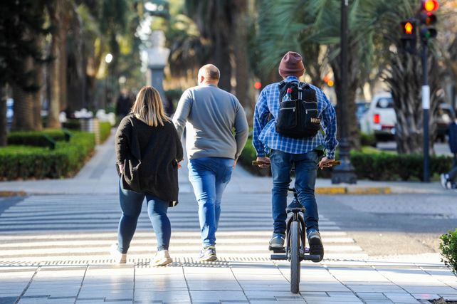 Hoy muchos ciclistas circulan peligrosamente por el cantero central de Oroño