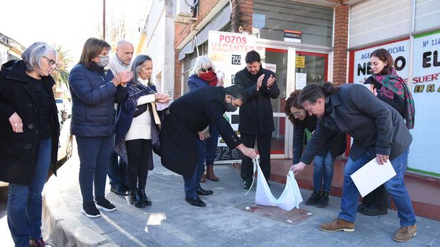 Una nueva Baldosa por la Memoria fue descubierta en Concepción del Uruguay.