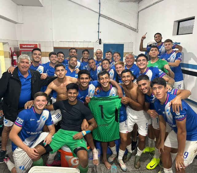 El festejo de los futbolistas de Argentino que ganaron una vez más como visitante.