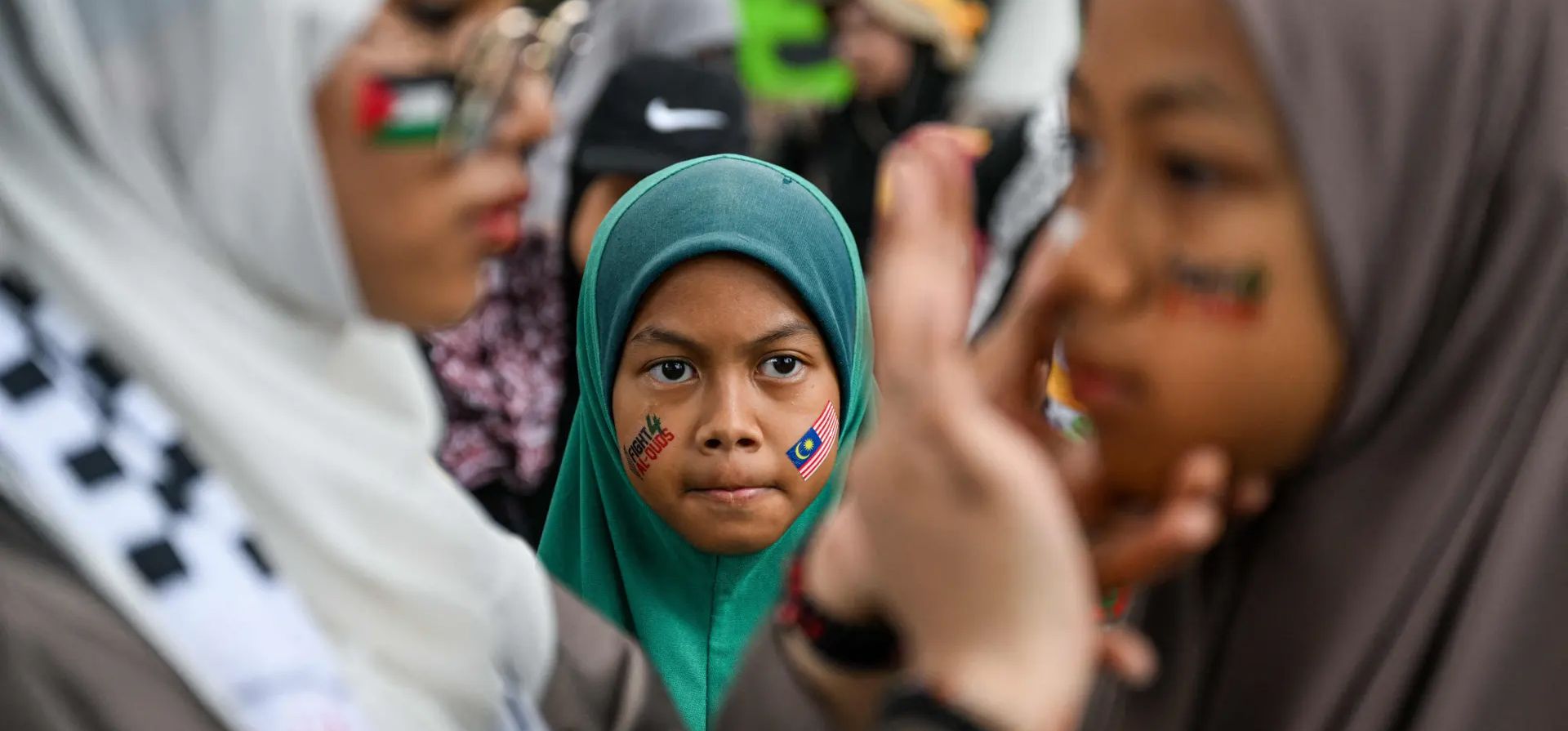Los manifestantes usan pintura facial durante una manifestación para conmemorar el Día de al-Quds (Jerusalén), después de las oraciones del viernes, Kuala Lumpur, Malasia. Fotografía: Mohd Rasfan/AFP/Getty Images