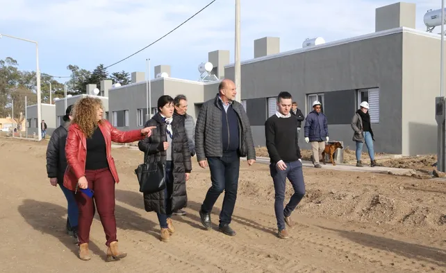 El gobernador Omar Perotti recorriendo alguna de las obras ejecutadas en el sur santafesino.