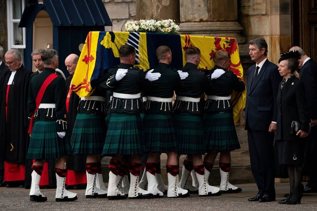 El féretro de Isabel II es ingresado en el palacio de Holyroodhouse