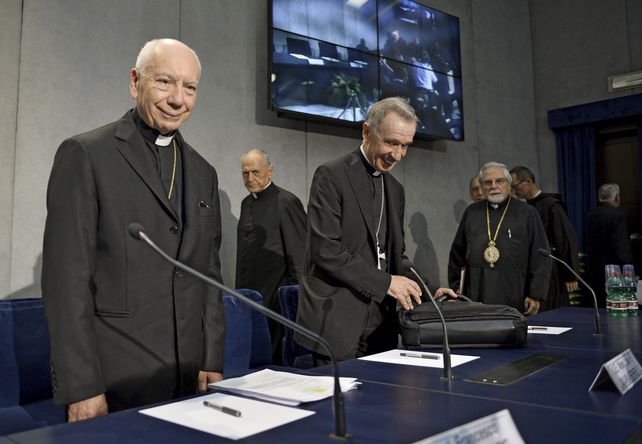 Vaticano. El cardenal Francesco Coccopalmerio (izq.) momentos antes de leer las reformas dispuestas por Francisco.