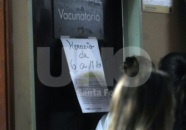 Solución. La partida de Nación y la redistribución provincial buscan disimular el faltante de vacunas / Foto: Mauricio Centurión - Uno Santa Fe