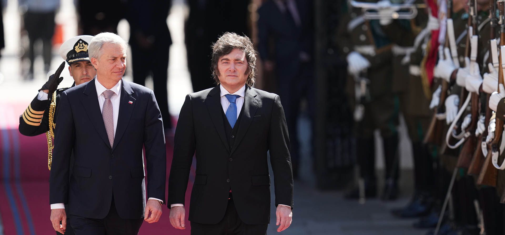 El presidente de Chile, José Antonio Kast (izquierda), y el presidente de Argentina, Javier Milei, caminan frente al Palacio de La Moneda en Santiago de Chile, el jueves 3 de septiembre de 2026. (Foto AP/Esteban Felix)