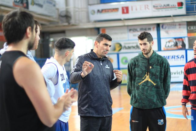 Primeros movimientos. Los jugadores estuvieron moviéndose ayer en la cancha ubicada en calle Enrique Carbó de la capital entrerriana.