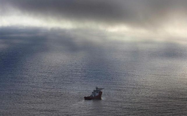Interminable. Un barco de la Marina australiana se despliega en el área de búsqueda sobre el océano Indico.