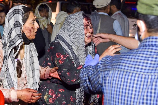 Mujeres heridas y en estado de shock en la zona del aeropuerto de Kabul.&nbsp;
