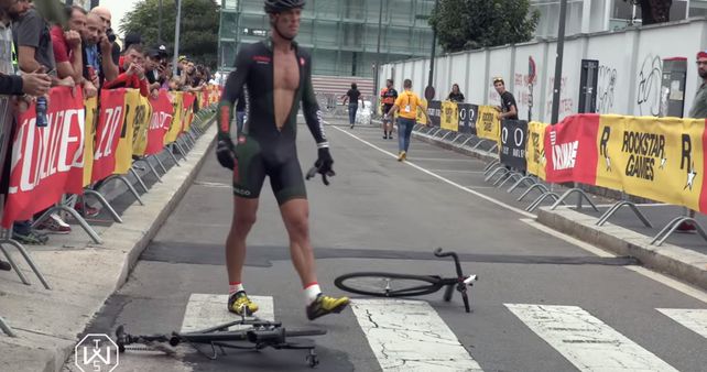 No aguantó la bronca por quedar afuera del podio y partió su bicicleta en dos