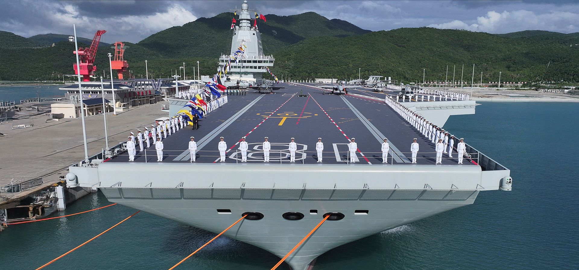 Presentación del tercer portaaviones de China y el primero diseñado y construido íntegramente por el país y equipado con catapultas electromagnéticas, en un puerto naval de la ciudad de Sanya, en la provincia de Hainan, al sur de China, el miércoles 5 de noviembre de 2025. (Li Gang/Xinhua vía AP) Presentación del tercer portaaviones de China y el primero diseñado y construido íntegramente por el país y equipado con catapultas electromagnéticas, en un puerto naval de la ciudad de Sanya, en la provincia de Hainan, al sur de China, el miércoles 5 de noviembre de 2025. (Li Gang/Xinhua vía AP)