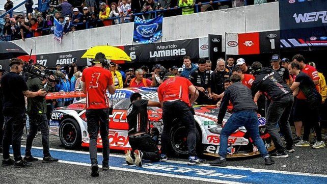 La situación límite que vivió el equipo del paranaense cuando debió ingresar a boxes a retirar los papelitos.
