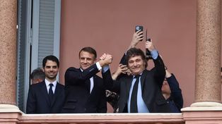 Tras un asado anoche en la Quinta de Olivos, Macron y Milei encabezaron un encuentro bilateral con sus ministros y saludaron desde el balcón. Fabián Marelli - La Nación