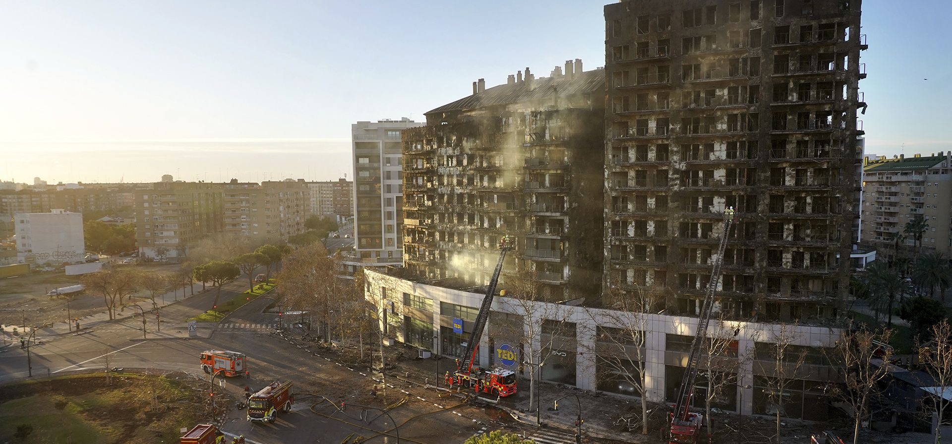 Bomberos trabajan en un edificio residencial incendiado en Valencia, España, el 23 de febrero de 2024. (AP Foto/Alberto Saiz) Bomberos trabajan en un edificio residencial incendiado en Valencia, España, el 23 de febrero de 2024. (AP Foto/Alberto Saiz)