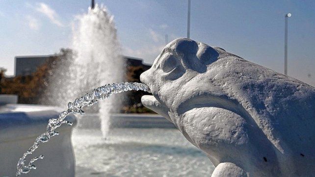 Fuente de la Cordialidad restaurada y funcionando.