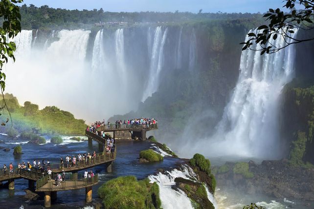 Las Cataratas ofrecen un imponente paisaje con extensas cortinas de agua y un paisaje natural de fondo.
